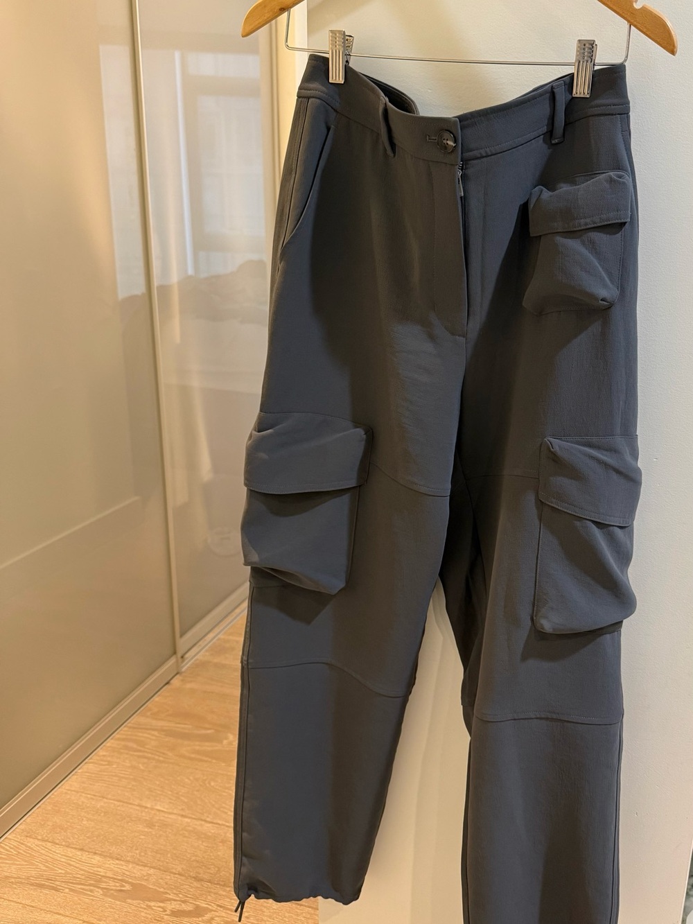 Wilfred Sleek Cargo Pants fits size 6